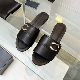 Fashion slippers 2023 Luxury Design Summer Channel Men and Women Flat Shoes Thick Sole Leather Rubber Letter Logo Casual Cartoon Slippers 07-010