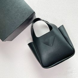 Damen-Herren-Rindsleder-Dreieck-Designer-Tasche Prad Tote Crossbody-Handtasche Damen-Clutch-Taschen Metallbeschläge Magnetischer Schnappverschluss-Korb Mini-Mode-Umhängetasche