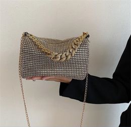 Borsa da sera femminile 2023 nuova versione coreana della popolare tendenza della moda di quest'anno brillante borsa a tracolla con rivetto a tracolla con rivetto a tracolla borsa da donna portatile