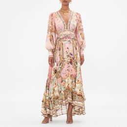 Langärmliges, langes Kleid mit tiefem V-Ausschnitt aus rosa bedruckter Seide des australischen Designers