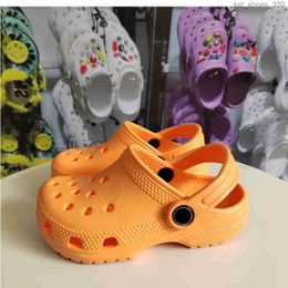 2024 Barn Flip Flop Slippers Designer Toddlers Croc Sandals Hole Slipper Clog pojkar flickor strand spädbarn baby casual sommar ungdom barn skissar ljus trädgårdsskor