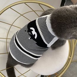 Toptan Kedi Giyim Kostümleri Tasarımcı Köpek Kıyafetleri Klasik Moda Köpek Giyim Buz Siik Nefes Alabaş Yazı Evcil Giyim Siyah