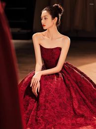 Runway Dresses Burgundy A-Line Long Celebrity Dress Strapless Lace-Up Jacquard Applique Satin Floor Length Wedding Party Evening Gown For