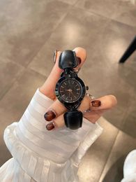 Wristwatches Explosive Niche Bracelet Type Women's Watch Exquisite Simple Style Luxury Quartz Academy Ladies Temperament