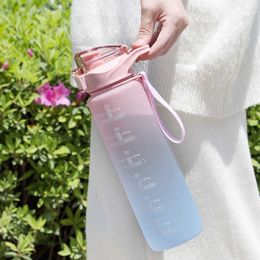 Mugs 1 Litre Water Bottle with Straw Female Girls Large Portable Travel Bottles Sports Fitness Cup Summer Cold Water with Time Scale Z0420