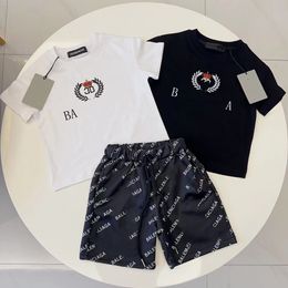 Çocuk tasarımcı tişört çocuk giysileri setleri yaz iki parça seti üst yaz kısa kollu şort 18 stil beyaz ve siyah harflerle