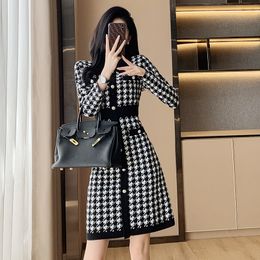 Qianniao grid high-end women's clothing 2023 autumn and winter small fragrance new product A-line long sleeved knitted dress