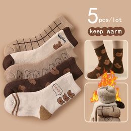 Barnstrumpor 5 par/Lot Baby Barn Socks For Girls Boys Winter Cotton Child Tecknad tryck Tjock Keep Warm Socks Christmas Gift 1-12Y 231121