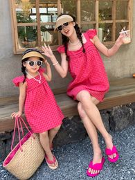 Family Matching Outfits Summer Net Celebrity Parent-child Dress Raspberry Powder Dragon Fruit Colour Mother and Daughter Small Flying Sleeve Plaid Skirt 230421