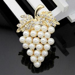 Pins Brooches Fashion Grapes Brooches Imitation Pearl Brooch Rhinestone For Wedding Bridal Dresses Hijab Clip Scarf Buckle Pins Party Jewelry Z0421
