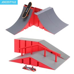 Novelty Games Training Game Finger Skating Board with Ramp Track Toy Set for Kids Kate Park Fingerboard Mini Skateboard Toys Children Gift 230421