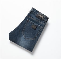 Moda jeans masculino outono novo ajuste fino lavado etiqueta de couro de metal reto elástico pés pequenos tendência estação europeia calças magras atacado jeans tamanho 29-40