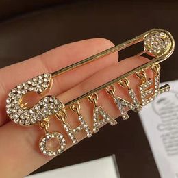 Women Designer Brooch Brand Letter Brooches 18K Gold Plated Inlay Crystal Rhinestone Jewellery Men Broche Charm Pearl Pins Broches Unisex Wedding Party