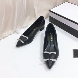 2023 Parigi moda di lusso scarpe formali a punta da donna scarpe basse in pelle di design classico canale di marca della lettera