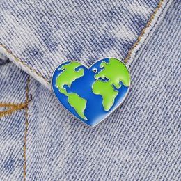 Pins Brooches Green Earth Heart World Map Label Pins Alloy Brooches Hat Clothes Bag Enamel Pin Travel Commemorative Badge Unisex Jewellery Gifts Z0421