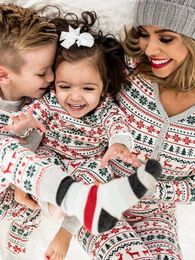 Baby Kerst Matching Christmas Pamas PJS Family Set Outs Onesie de Navidad Bekännare Ropa Noel Famille för barn 231120