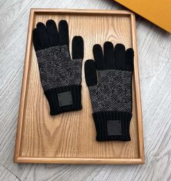 new Knitted Gloves classic designer Autumn Solid Color European And American letter couple Mittens Winter Fashion Five Finger Glove Black Grey