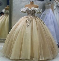 2023 kwietnia Aso ebi szampana z koralikami Quinceanera sukienki Pióro kryształy balowe suknie balowe wieczorowe konkurs