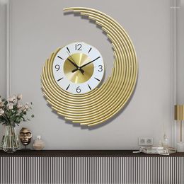 Orologi da parete Grande orologio in metallo di lusso leggero Orologio a mezzaluna dorata Soggiorno Ingresso Decor Mute Pointer Art Ornament