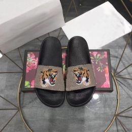 2023 Nuove pantofole di moda Sandali firmati di lusso Scarpe da spiaggia in gomma piatta Lettere da interni antiscivolo per esterni Parole in gomma gelatina per uomini e donne amanti