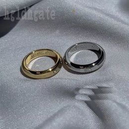 Lettere anelli di design per donne anello di fidanzamento dimensione 10 argento golden rotondo rotondo a colore solido bague maschi promettono coppia di anelli di lusso ZB054 F23