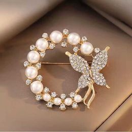 Pins Brooches New Pearl Rhinestone Wreath Butterfly Brooch for Women Baroque Trendy Elegant Circle Brooch Pins Party Wedding Gifts Z0421