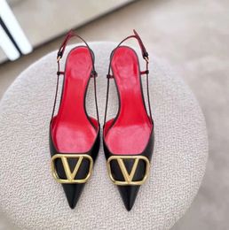 Designer-Schuhe mit hohen Absätzen, glänzende Strass-Metall-V-Schnalle, spitze Klassiker, Markensandalen, Valentinolies, 6 cm, 8 cm, 10 cm, dünne Absätze, sexy Damenpumps. Schicken Sie ein Paar Socken