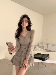 Two Piece Dress Girls' Commuting Suit V-neck Long-sleeved Knitted Cardigan Women's Autumn and Winter High Waist Pleated Skirt Two-piece Set 230421