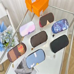 Designer Graffiti Letter Unisex Key Wallet Luxury Brand Gradual Colour Chain Clutch Bags Pencil Bag Glasses Storage Box Classic Wom270v