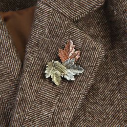 Pins Brooches Vintage Maple Leaf Brooches Metal Women Girls Charm Exquisite Collar Lapel Brooch Pins Fashion Jewelry Party Garment Accessories Z0421