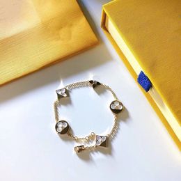 Luxurys Designer Men and Women Charm Bracelet Half Diamond Lock with Brick Bracelet Micro-Set Shiny Personality Design Sense Bracelets Casual Style good nice