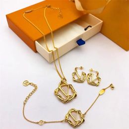 Jewellery Designers Gold Bracelet Necklaces Set Fashion Letter Hoop Earrings Golden Wristband For Women Mens Couple Necklace Luxury Classic Necklaces