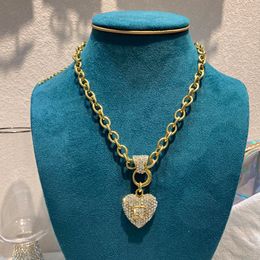 Designer-Halsketten-Anhänger-Choker-Frauen-Marken-Buchstabe-vergoldete Titan-Stahl-Halsketten-Kristallhochzeits-Weihnachtsschmuck-Geschenk