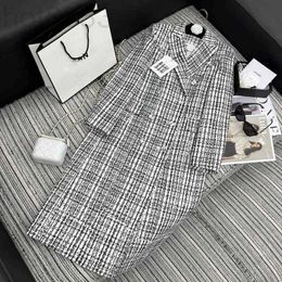 Women's Trench Coats Designer Autumn and Winter New Style Celebrity Temperament Camellia Flower Lining Black and White Plaid Thick Tweed Long Coat Women 9E0P