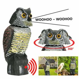 Realistic Bird Scarer Rotating Head Sound Owl Prowler Decoy Protection Repellent Pest Control Scarecrow Moving Garden Decor Q0811310n