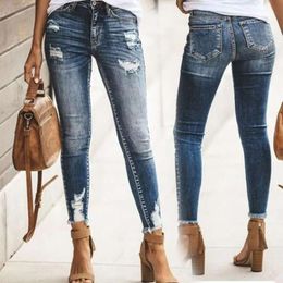 I pantaloni da donna jeans da donna hanno i buchi strappati più sottili e un marchio all'ingrosso dalla personalità sottile