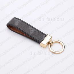 Top Selling Fashion Key Buckle Car Keychain Handmade Leather Keychains Men Women Bag Pendant Accessories 9 Color