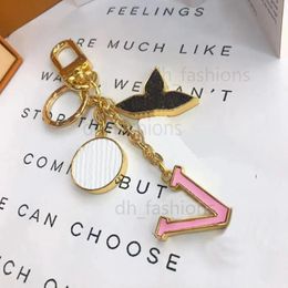 hot sale Luxury Designer Keychain Fashion Classic Brand Key Buckle Letter Design Handmade Gold Keychains Mens Womens Bag Pendant High Quality