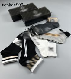 2023 Autumn women Modern Sports embroidery sock fashion classic design socks high quality Gletter pattern mens socks M1