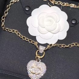 Mode Damen Halskette Anhänger Halsband Kette 18 Karat vergoldet Titanstahl Designer Marke Brief Kristall Halsketten Hochzeit Schmuck Zubehör