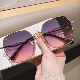 Sunglasses Trend Retro Elegant Gradient For Men Women Brand Design Fashion Male Ladies Summer Travel Metal UV Protection Glasses