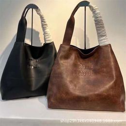 Miumiubag Designer-Tasche, Tragetaschen, Damen-Kapazitäts-Einkaufstasche, Gezeiten-Schulter-Handheld, schräges Kreuz, Unterarm-Pendlertasche, Mui-Mui-Tasche V83K