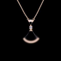Necklace Moissanite Jewellery custom 18K rose gold small skirt necklace needlework chalcedony white fritillaria inlaid diamond collarbone