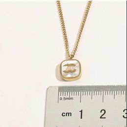 Collana del marchio di design di lusso Collane in oro 18K Lettera di marca Decorazione a ciondoli Collane Accessorio per matrimoni di alta qualità Regali di alta qualità