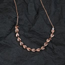 リーフシルバー18kゴールドダイヤモンドクロスペンダント女性用の初期ネックレス