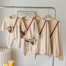 Family Matching Outfits Parent-child Clothing Spring Autumn Long-sleeved Sweater Cotton T-shirt Mother-daughter Clothes Family Matches Adult Baby Look 231123
