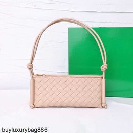 Womens Leather Woven Handbags BottegavVeneta Classic Triangle Totes Bags 2023 New Knitted Handbag Creative Small Market Design Knitted Knot Single Shoulder U HBOB