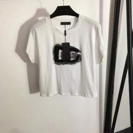 Tasarımcılar T-Shirts Kadın Tees Giyim Güzüşmeli Göğüs Dantel Mektup Baskı Kısa Kollu T-Shirt Beyaz Siyah Üstler Resmi Aynı Stil Bluzlar Giyim Üst Beyaz Kazak Sml