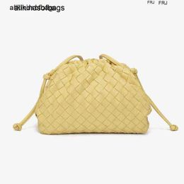 Bottegaavenetas Bags Pouchs Ins Super Fire Cloud Bag Woven Womens 2023 New Sweet Fashion One Shoulder Messenger Handheld Dumpling Have Logo