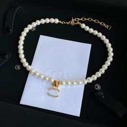 Halsketten mit Anhänger Channel Brand Luxus-Designer-Halsketten mit nie verblassendem Perlenkristall, 18 Karat vergoldeter Edelstahl, Buchstaben-Choker-Anhänger-Halskette Chai